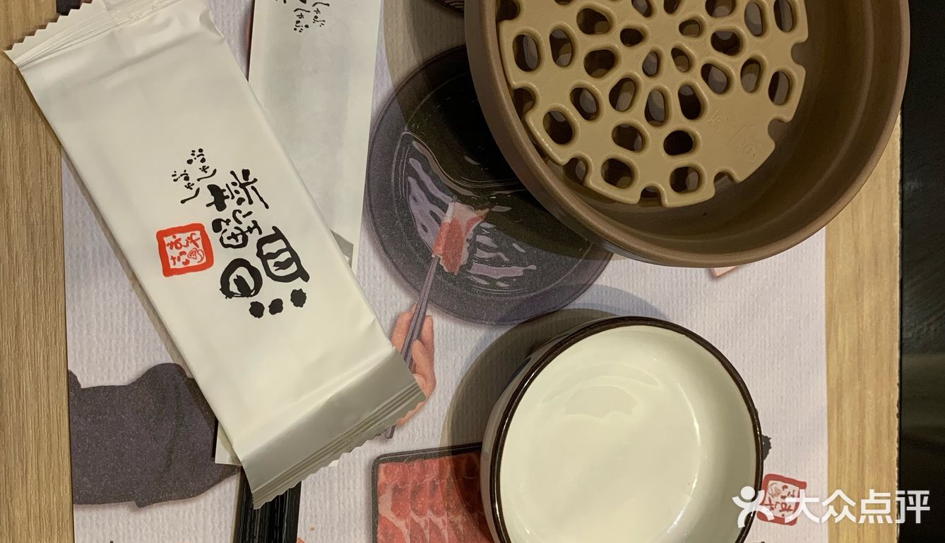 服务员推荐了寿喜锅和麻辣的锅底，各种肉类都来了一份