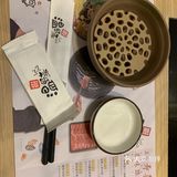 服务员推荐了寿喜锅和麻辣的锅底，各种肉类都来了一份