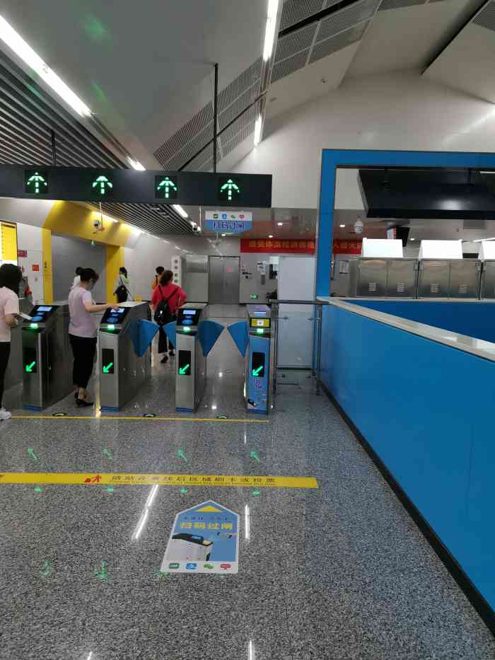 丹鹤(地铁站)-"第一次到这个地铁站来,5号线幸福广场过来.