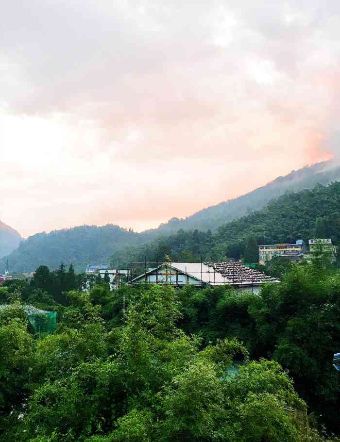樱花柏栎度假酒店-停车场-"这个酒店在花水湾小镇上,是个温泉酒店. .