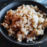 大门口便是店铺的门头，很好找