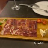 太适合约好友喝酒聊天了。「餐前面包」都是健康的全麦面包