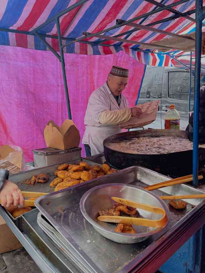 红专尹胖子油炸糕-"听说油炸糕出摊后就来了,早市排队的人挺多.