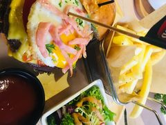 西木经典牛肉芝士汉堡套餐-遇见西木美式餐厅(体育路店)