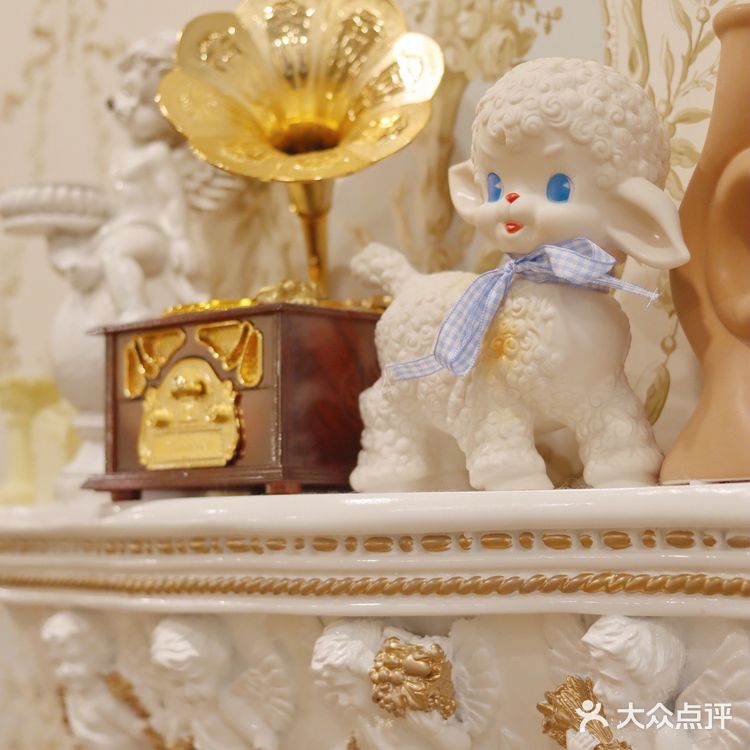 🎀治愈系萌宠馆！穿洛丽塔和羊驼梅花鹿一起玩