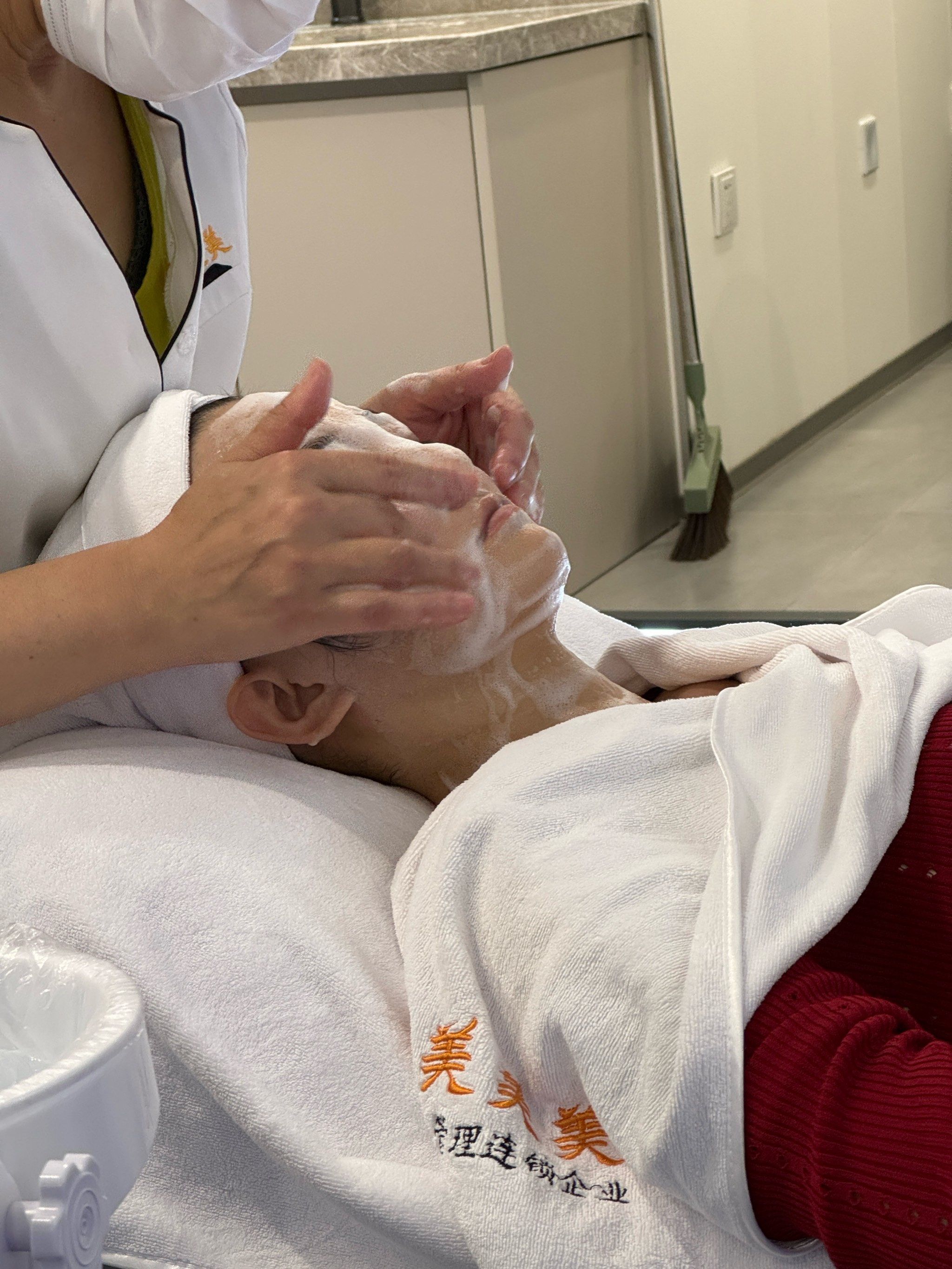 肤
手法比较舒服
洗完了脸感觉比较干净,比较润
现在洗脸吧还挺