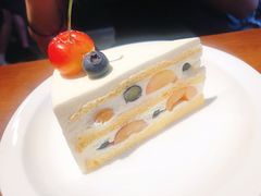 黄樱桃蓝莓奶油蛋糕-black rainbow coffee