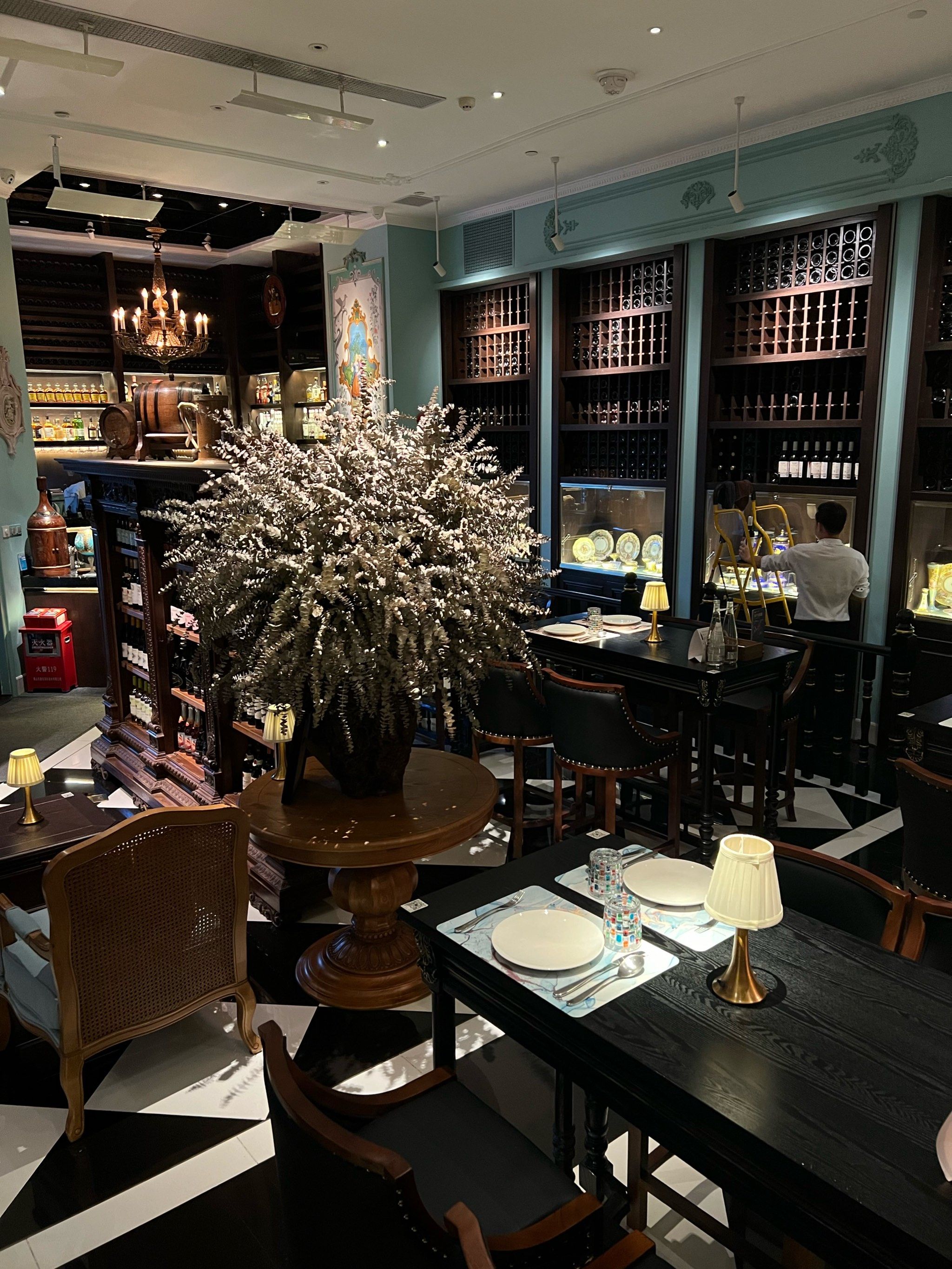 没想到在广州有开在酒窖里的餐厅