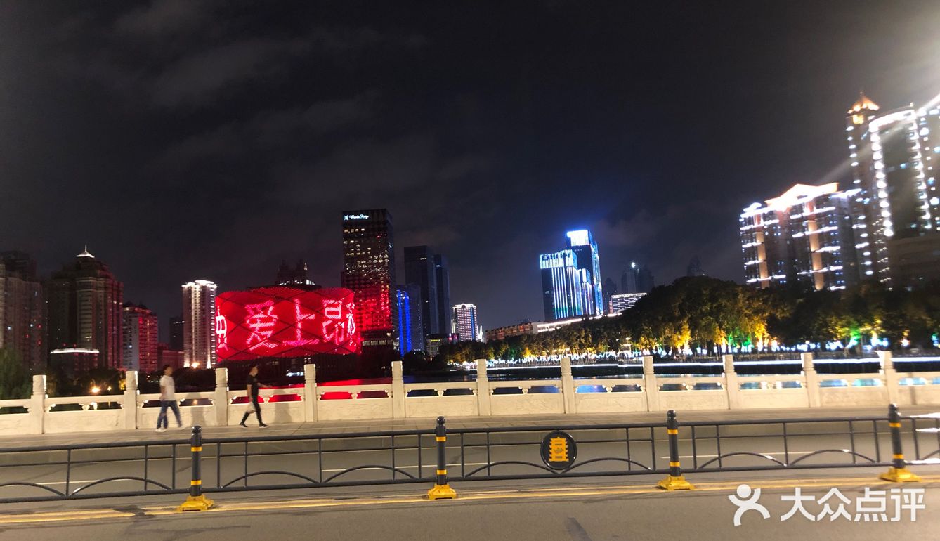 周五晚上去的，来的比较晚，最后吃到他们快下班了