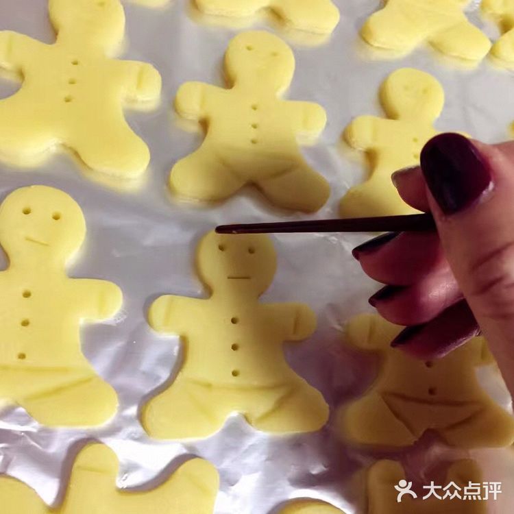 自制姜饼人饼干，很适合圣诞节的气氛！