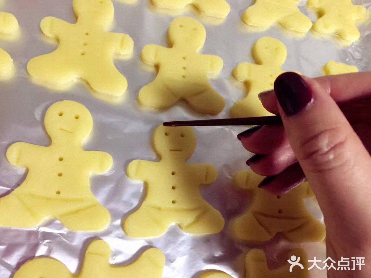 自制姜饼人饼干，很适合圣诞节的气氛！