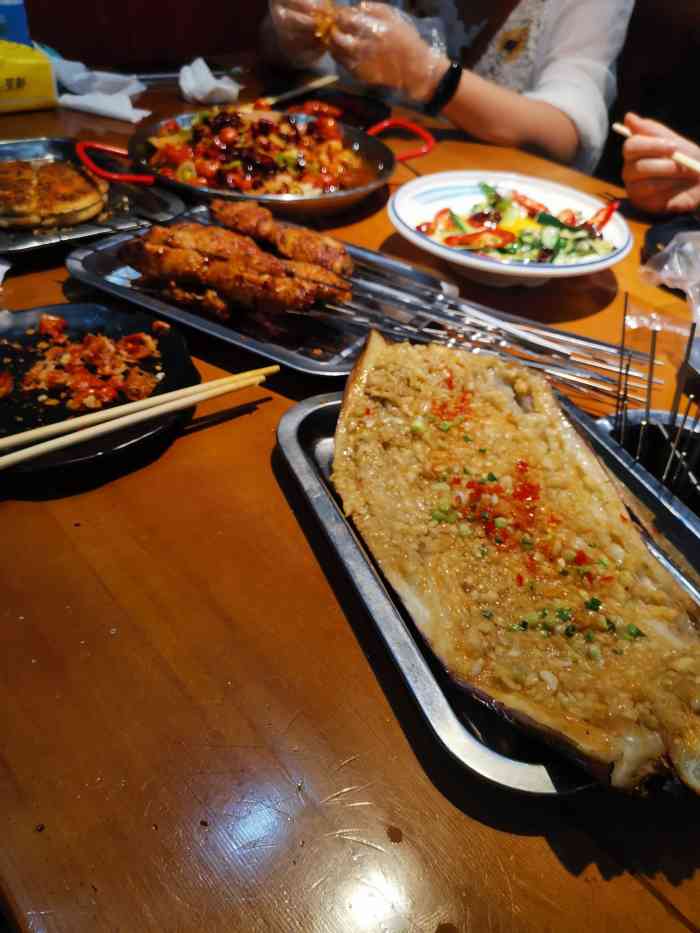 真实照片喝酒吃烧烤图片实拍晚上吃烧烤喝酒图片晚上吃烧烤喝酒图片