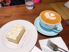 拿铁咖啡-Fridi Patisserie Cafe