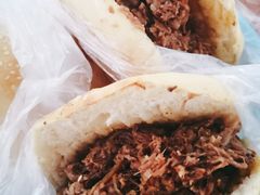 牛肉夹馍-老西关黄老太牛肉烧饼