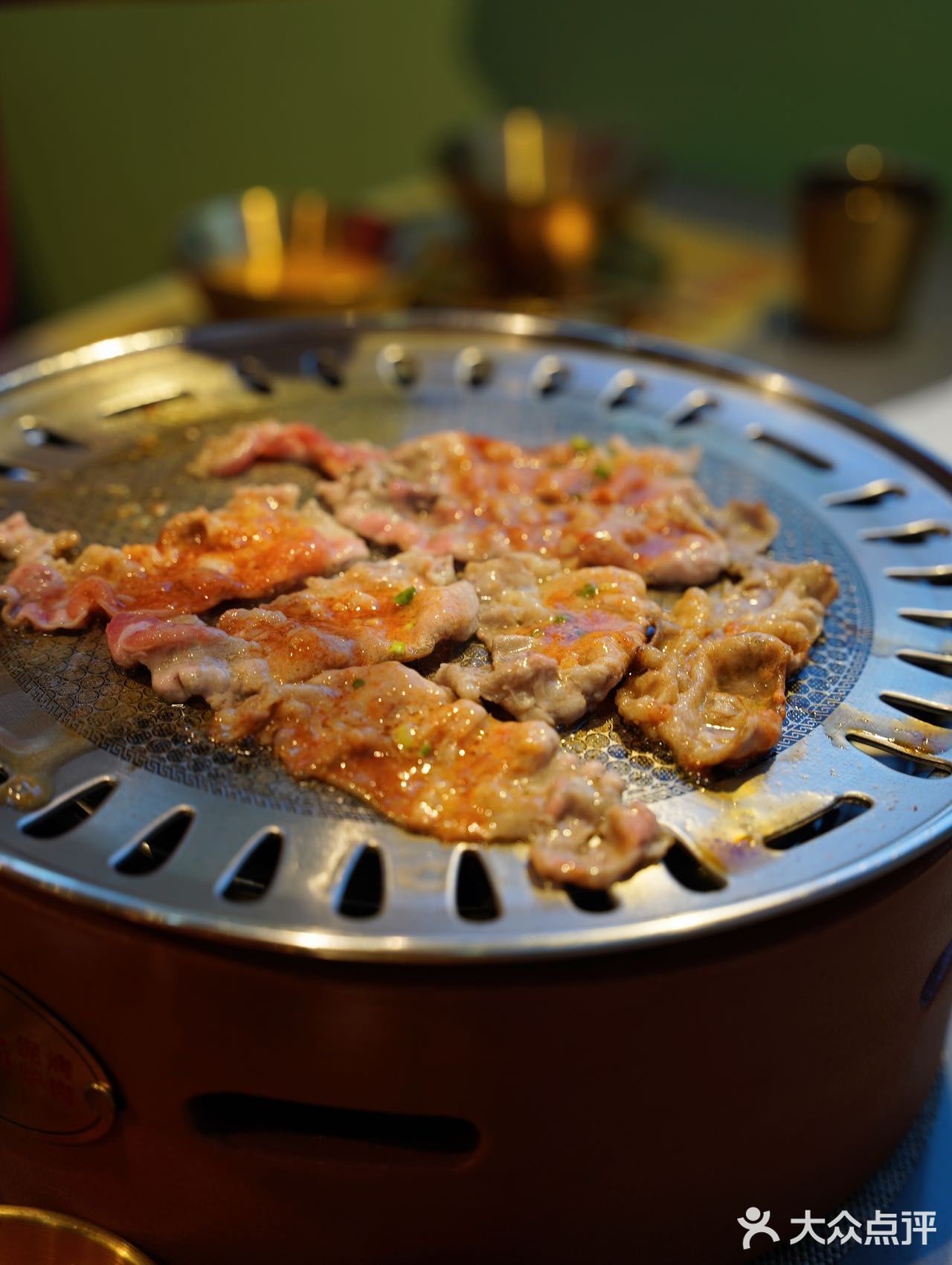 南京东路上的炭火泥炉烤肉