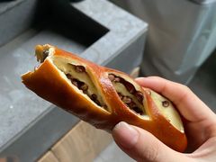 红豆碱水面包-天井·丑面包搭咖啡