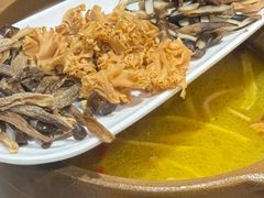 新鲜野生菌汤锅-桥边小楼·手工云南菜·古城观景小楼