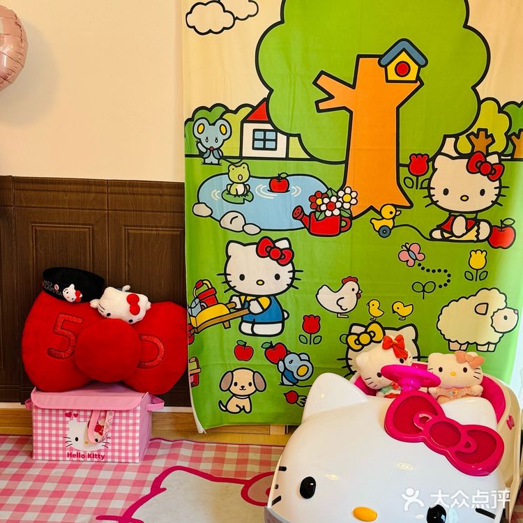 随便坐哪个位置拍照，背景里都能捕捉到Kitty的小身影