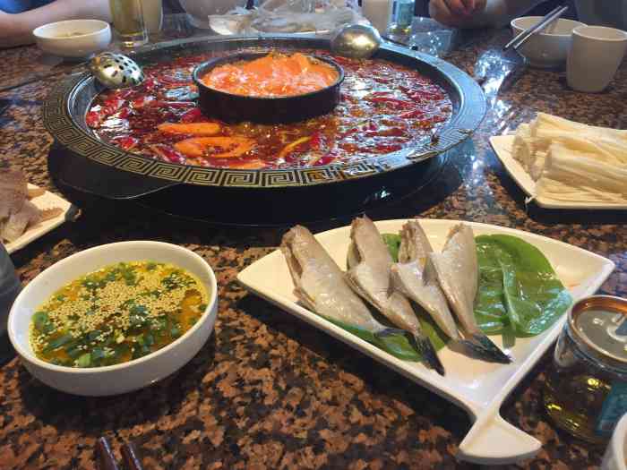 又一村老火锅(烈士墓店)-"烈士墓老店了,火锅店和中餐店,以前住这边.