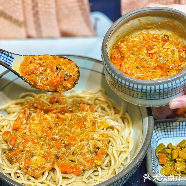 富到流油✨多如瀑布的蟹黄面，原来每碗用了十二只蟹‼️