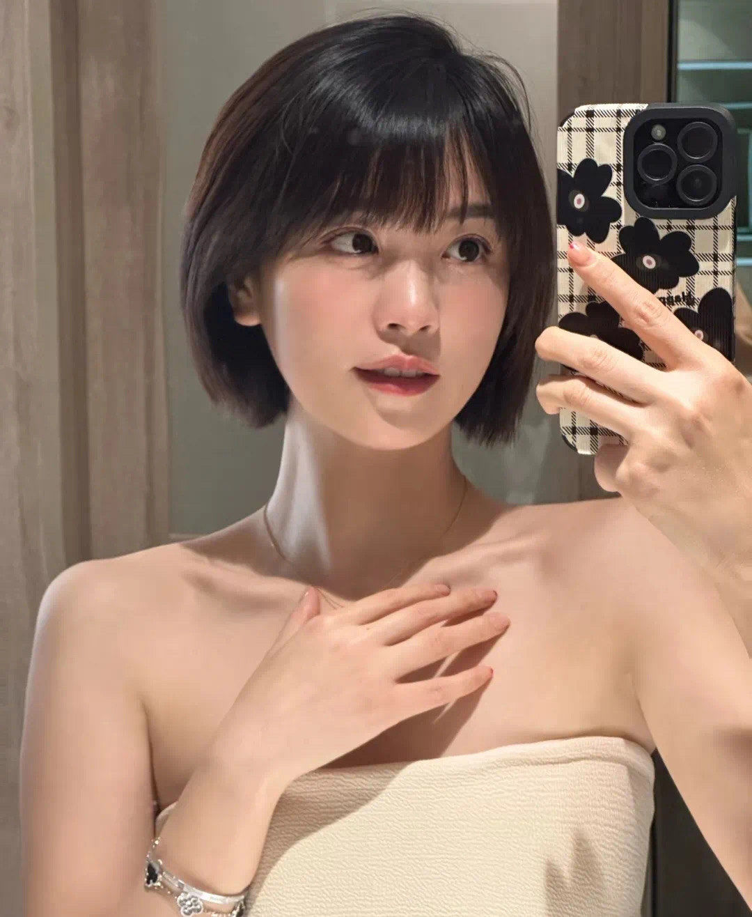 1. 短发女孩也有春天,可爱与帅气并存!