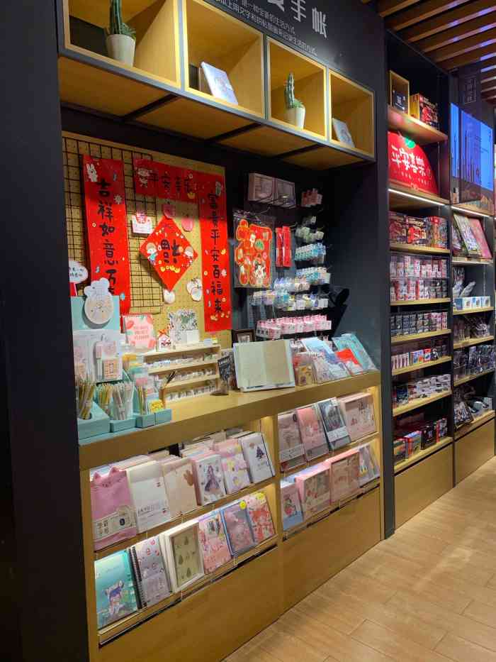 九木杂物社(森兰花园城店)-"今天家附近的杂物社说万代来货了 非洲人.