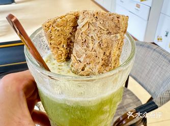 降低皮质醇水平的食物包括但不限于以下几种:1三文鱼一