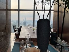 靠窗位-君悦酒店·大堂酒吧·高空下午茶·暮色微醺