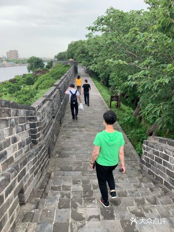 荆州古城 荆州古城，又名江陵城，城内东西直径3