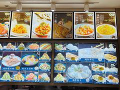 面包甜点陈列柜-小船渔村•大连菜•大连焖鱼(黄河路店)