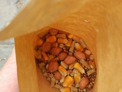 这是喂孔雀，鸟禽的饲料，10元一包-北京麋鹿生态实验中心