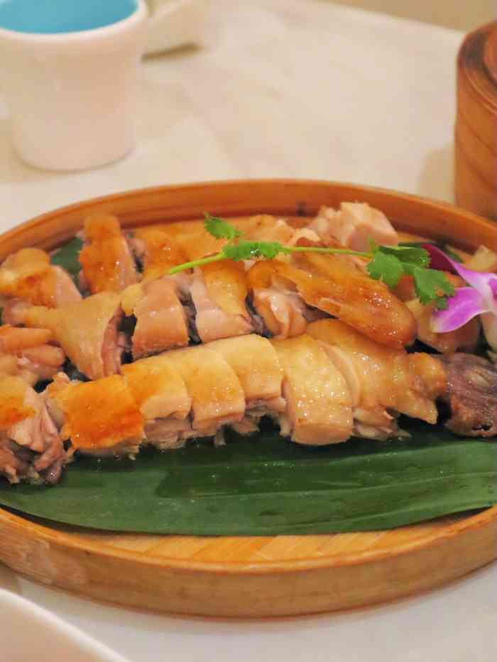 琼乡阁海南菜餐厅(三亚湾店)-"在酒店附近的一家装修风格现代感满满的
