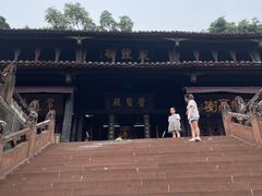 -峨眉山报国寺