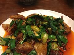 蒜苗回锅肉-锦庐道地川菜(来福士店)
