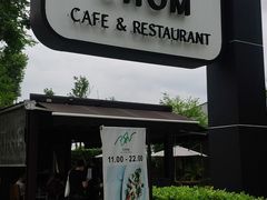 -Chom Cafe and Restaurant