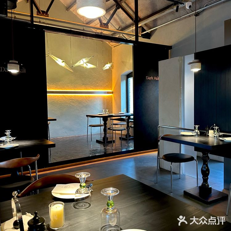 文艺又高雅 | 窗外是老电车,窗内是西餐厅