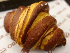 碱水羊角包-OUR Bakery(三里屯太古里店)