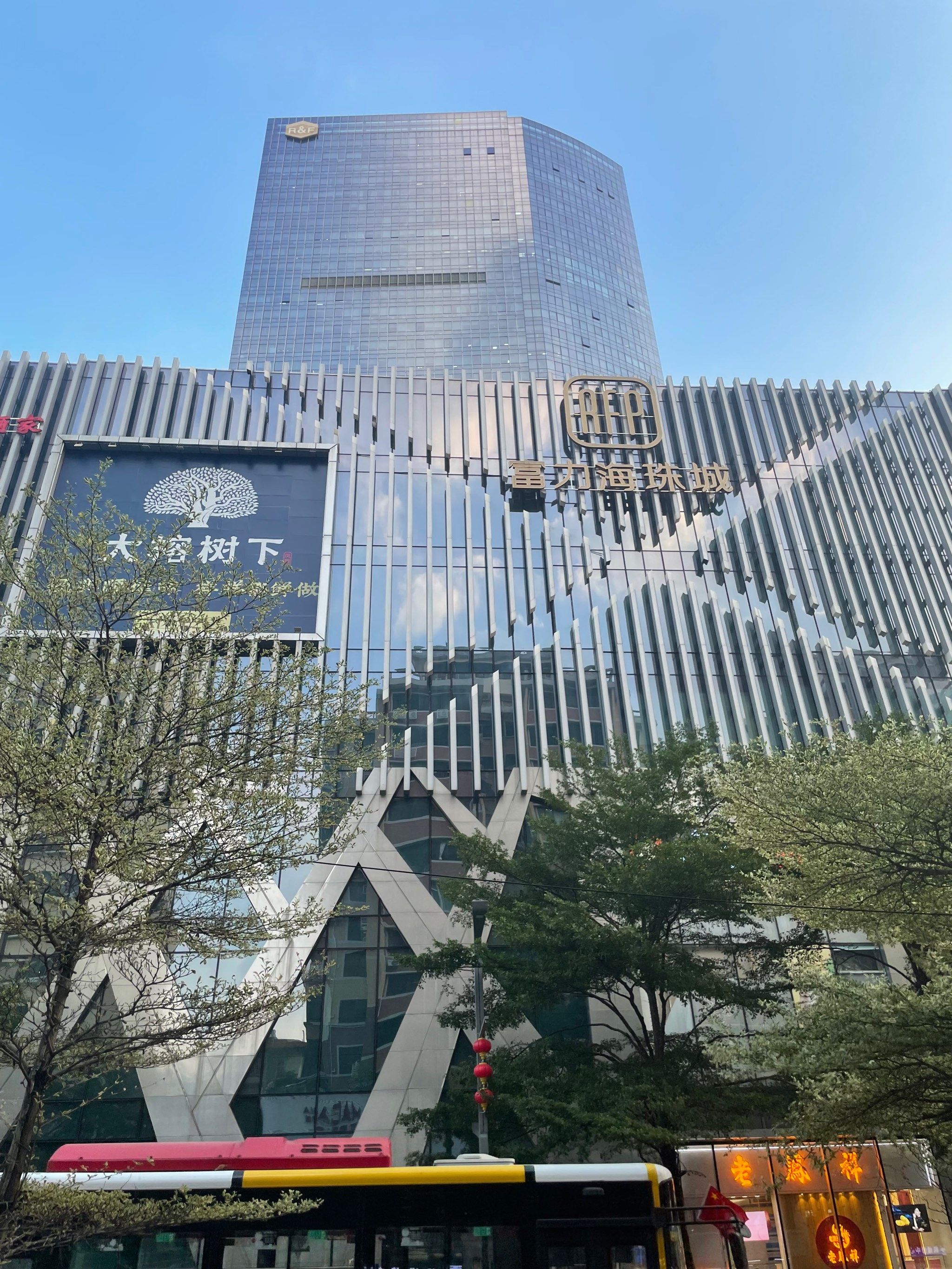 白天里经过了富力海珠城