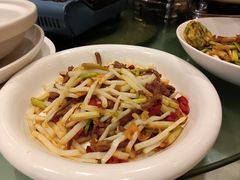 天麻苗炒牛肉丝-刘胖子家常菜·蹄花焖藕(江汉路总店)