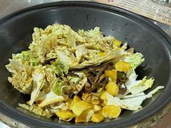 小鸡炖磨茹-粘豆包柴火铁锅炖