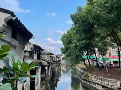 门口的漂亮景色-嵊州特色小吃(萧山街店)