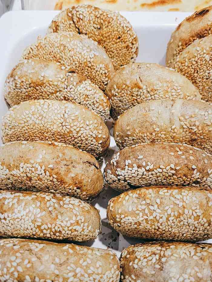 紫光园清真北京小吃(西直门北下关店)-"一个不大的售货窗口摆放着丰富