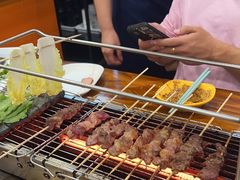 -哈尔滨小酒馆·鲜肉现穿自助烧烤(康新花园店)