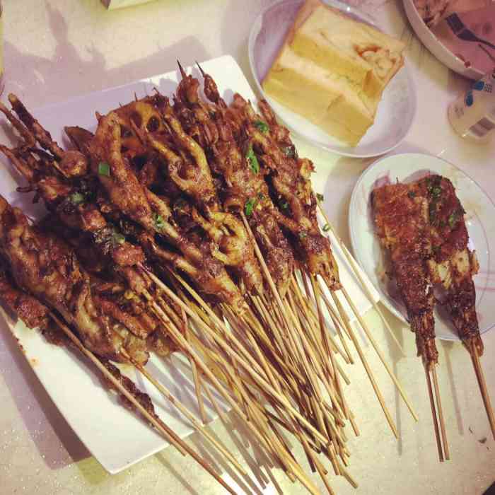 老板确实比较佛系,活好话不多,只顾着烧烤,客人付了账也不去看一下