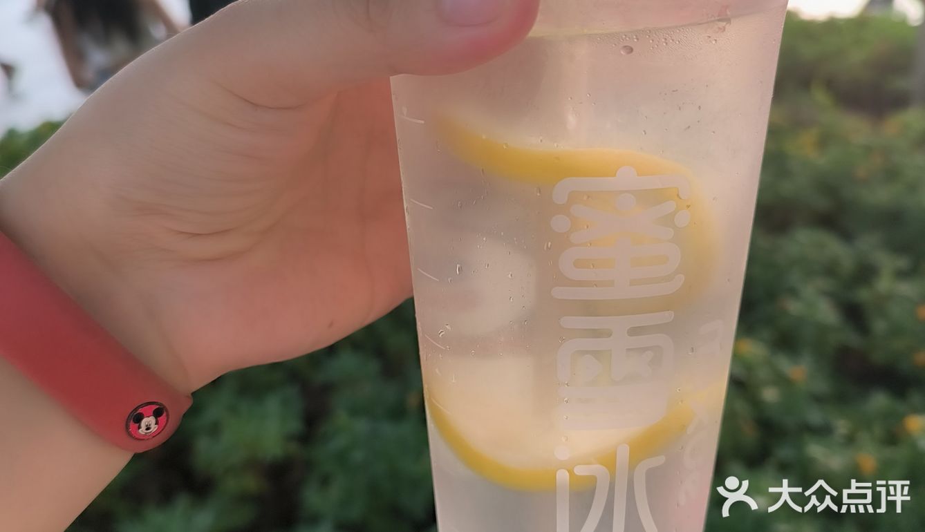 以前的冰柠檬水有股淡淡的柠檬香而且微微甜味道清爽可口