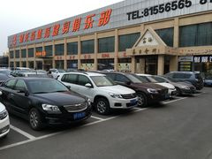 停车区-健龙森俱乐部·游泳·健身·羽毛球综合体育馆
