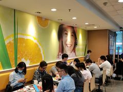 等位区-麦当劳(轻轨曹杨路店)