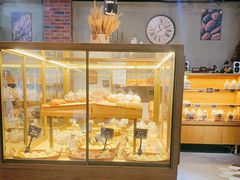 面包甜点陈列柜-啊噗吐呦现场烘焙(麦凯乐店)