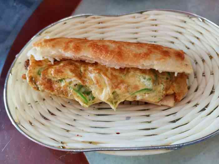 本来以为就是一颗太阳蛋火烧,但却是鸡蛋炒青椒,微辣的口感再配上酥脆