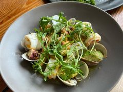 温热海鲜沙拉配牛油果-Mercato莫卡多露台餐厅与酒吧(K11店)